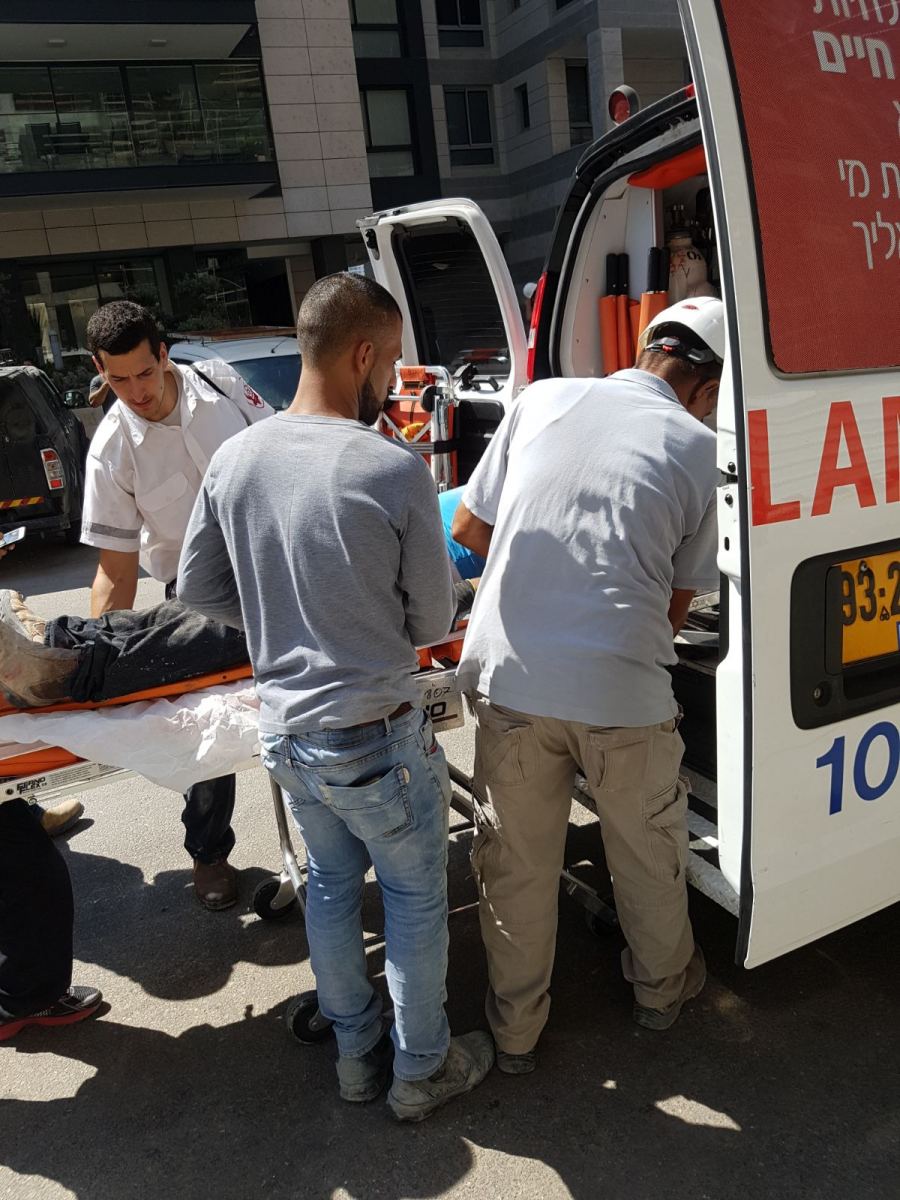 الكعبية: إصابة شاب فلسطيني من جنين بجراح خطيرة جرّاء حادث عمل